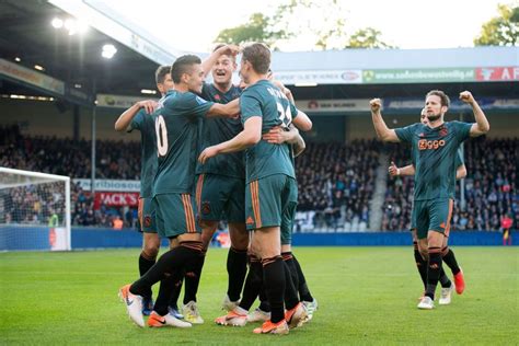 ajax wint van de graafschap en  officieel kampioen het parool