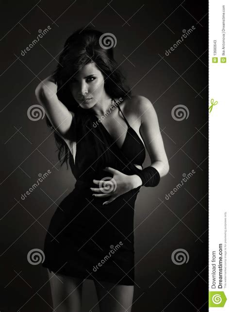Jeune Belle Femme Posant Dans La Robe Noire Image Stock Image Du
