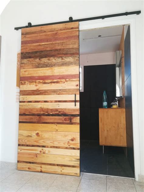 porte coulissante realisee  partir de plusieurs essences de bois porte coulissante porte