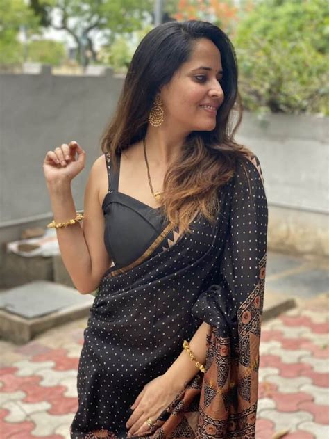 Anasuya Bharadwaj Glamorous Pics In Black Saree Actress