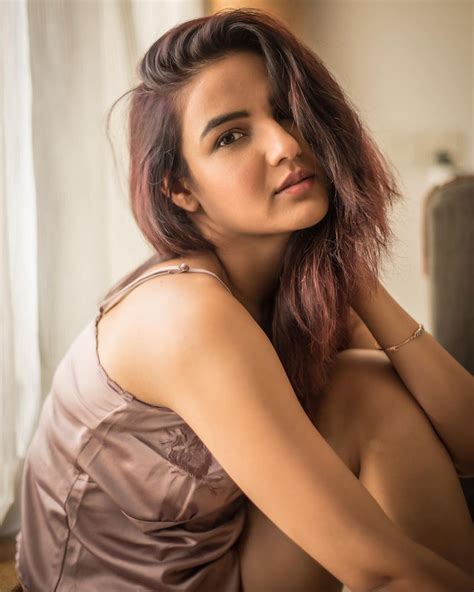 Jasmin Bhasin Raises Temperature In Satin Nightie Check Out Diva S