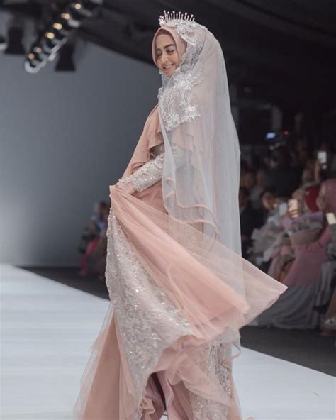 Intip Tampilan Anggun Dewi Perssik Dengan Gaun Hijab Tampil Beda