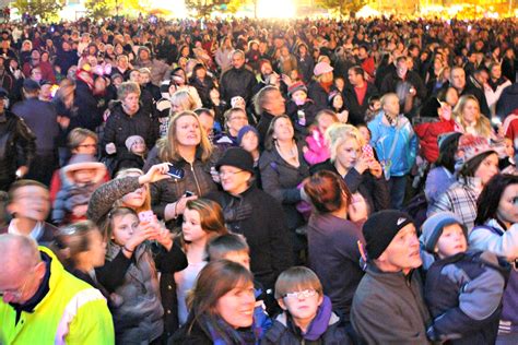 record crowds  eastleighs christmas light switch