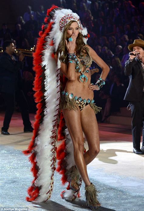 michelle williams accused of racism after dressing as a native american for another magazine