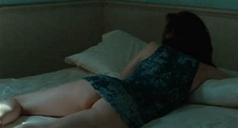 Kristen Stewart Shows Her Bare Ass