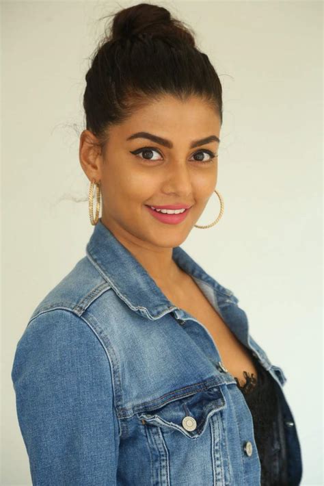 hot telugu actress anisha ambrose photos 18