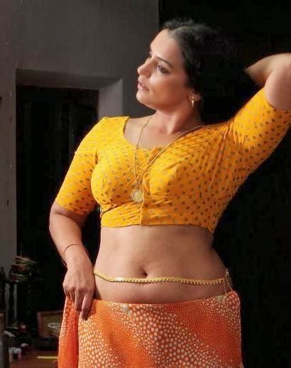 Swetha Menon Navel Show In Yellow Blouse And Saree