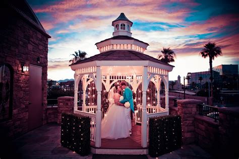 vegas weddings celebrates   anniversary     vow