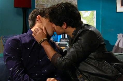 Emmerdale Viewers Opinions Divided As Finn And Kasim Share First Kiss