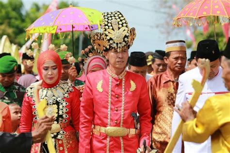 empat jenis utama  baju adat gorontalo budayanesia