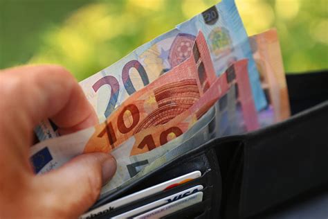 beliebtestes zahlungsmittel deutsche setzen wieder staerker auf bargeld