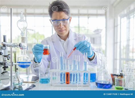 researcher working  laboratary scientists  experimenting