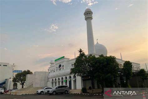 Pengelola Masjid Al Azhar Bagikan 700 Takjil Selama Ramadhan Antara News