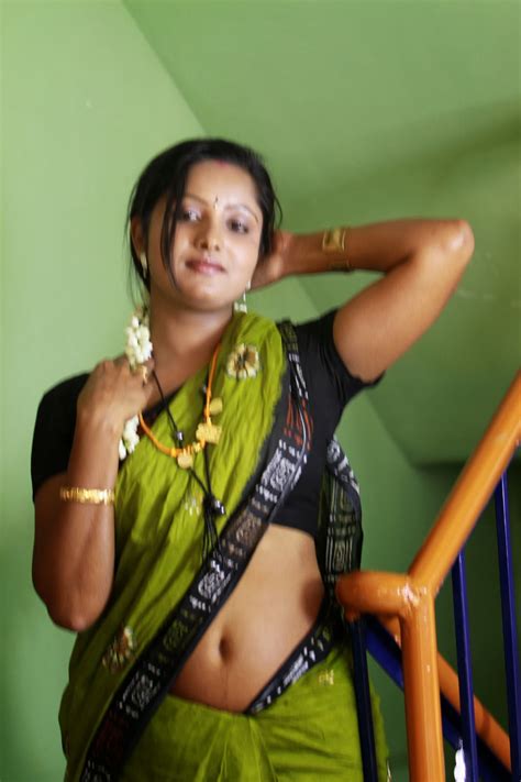 mallu sexy aunty nave in saree mallu saree below navel