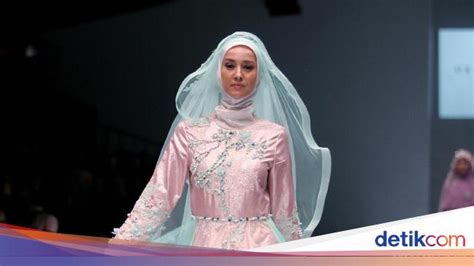 Foto Koleksi Oki Setiana Dewi Bridal Di Jakarta Fashion