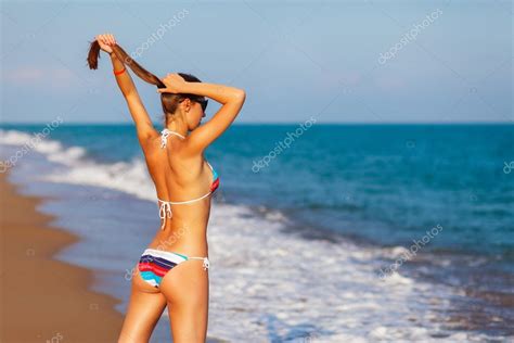 sexy tył pięknej kobiety w bikini na tle morza seksowne pośladki
