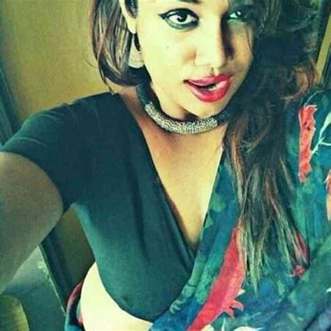 sexy kamuk jawan bhabhi hot facebook selfie photos in saree h pinterest saree saree
