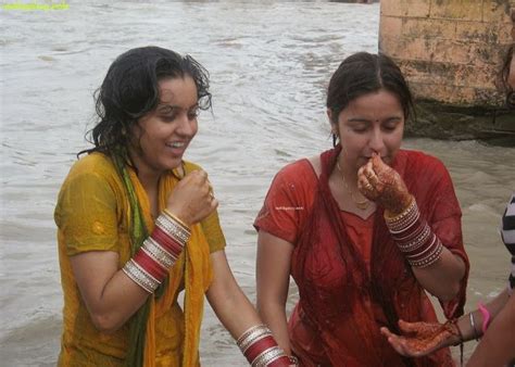 Beautiful Indian Desi Housewife Bathing In River New Photos Bath Girls