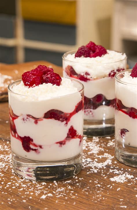 nachtisch mit himbeeren im glas