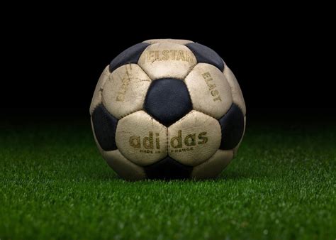 retour sur  demi siecle de ballons officiels adidas de la coupe fifa essential homme