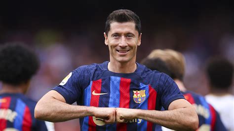 barcelona   elche robert lewandowski   double  barca climb  real madrid   top