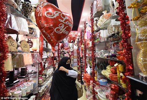 pakistan bans all public valentine s day celebrations daily mail online