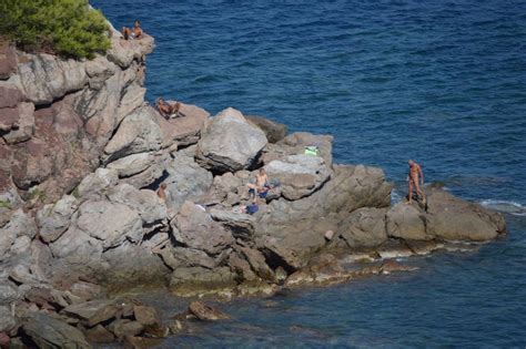 adeptes du naturisme voici les 14 plages où se baigner tout nu dans le