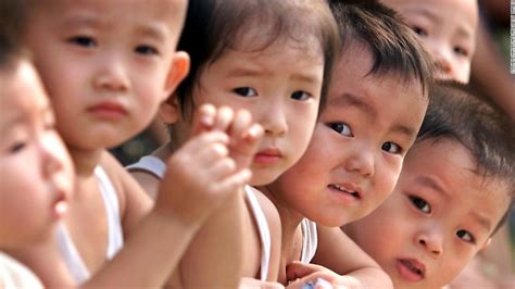 china considers baby bonus  couples    child cnn