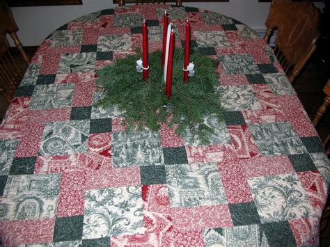 starwood quilter disappearing  patch christmas tablecloth quilt