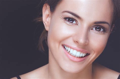 How To Whiten Teeth Naturally Celebrity Dentist Reveals Top 10 Tips