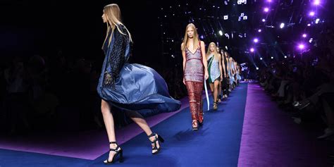 52 Looks From The Versace Spring 2017 Show Versace Runway Show At