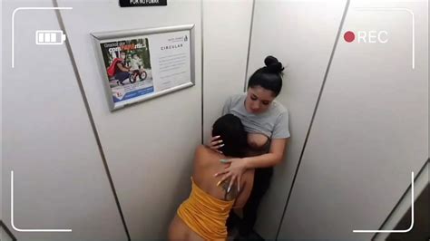 martina encuentra a la amiga de su hermana en el elevador y nuevamente