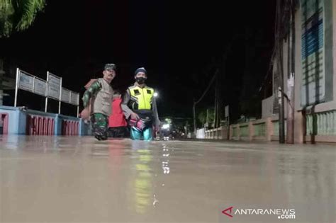 banjir membanjiri lima kecamatan di cirebon jawa barat