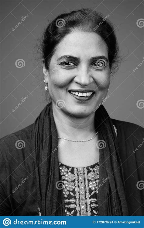 Gelukkige Volwassen Indiase Vrouw Tegen Grijze Achtergrond Stock Foto