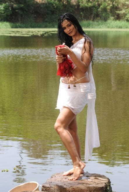 Indian Actress Stills Shweta Tiwari Top Less Hot Stills