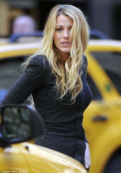 Blake Lively Shows Off Her Slim Figure In A Clingy Top And Skinny Jeans