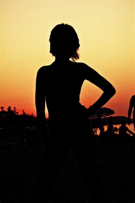 image libre silhouette ombre coucher de soleil corps jolie fille