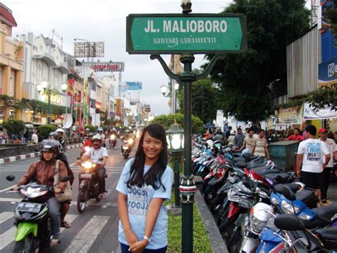 foto wulan malioboro street  yogyakarta