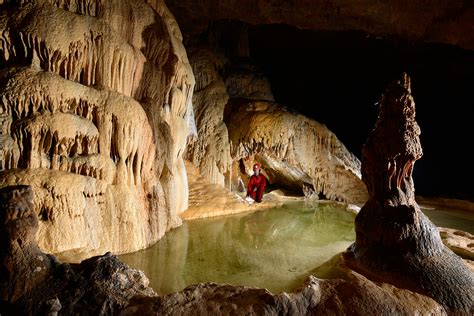 photo grotte de saint marcel ardeche gour avec eau verte  concretions philippe crochet