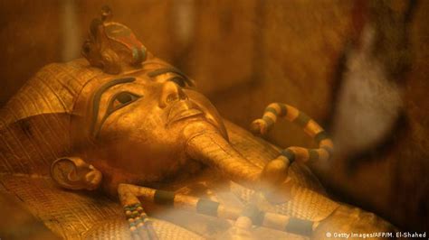egypt begins restoring golden coffin of tutankhamun news dw 17 07