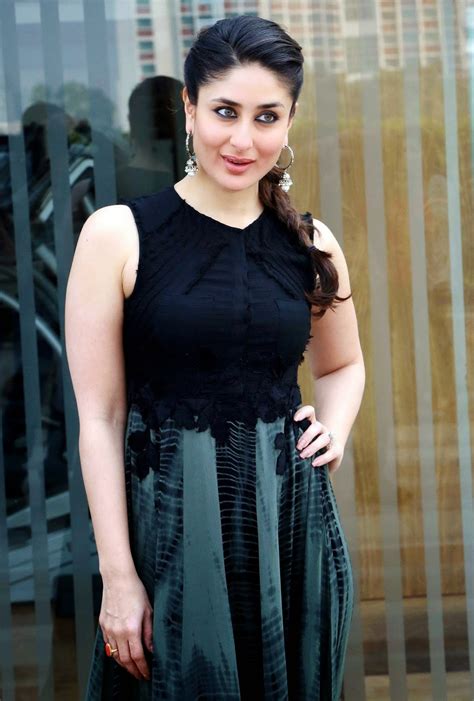 Kareena Kapoor Flashing Her Milky White Skin Desifunblog