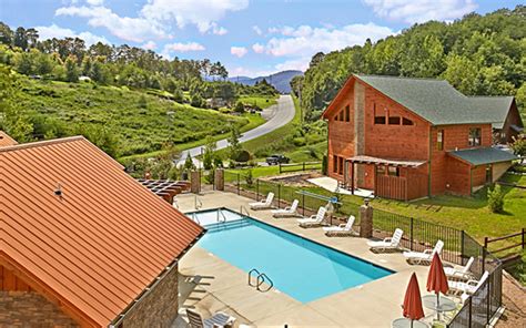 top  reasons  book  pigeon forge cabin  july smoky mountains