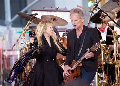 Lindsey Buckingham Is Leaving Fleetwood Mac Simplemost