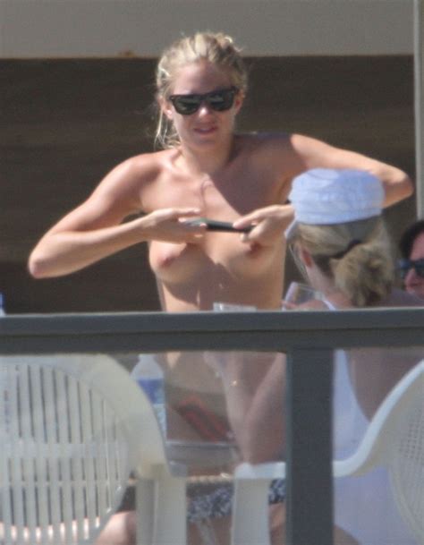 Celebrity Nudeflash Picture 2011 6 Original Sienna Miller Topless