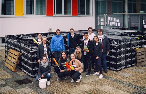 kreativer maturastreich mit bierkisten labyrinth gmuend