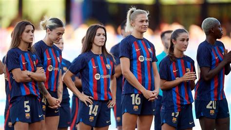 scheidsrechters staken  spaanse competitie voor vrouwen duels afgelast voetbal nunl