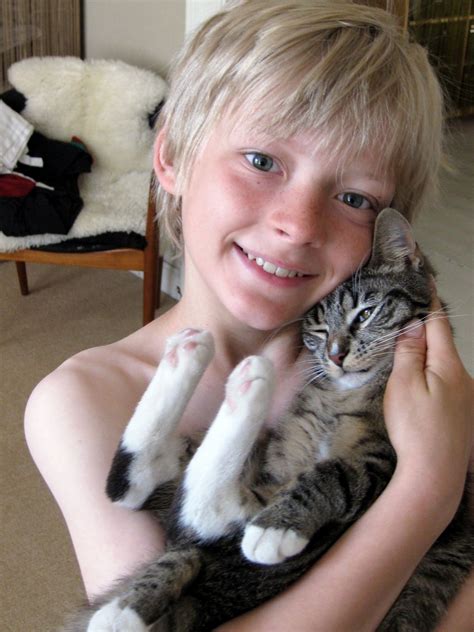 少年と猫 23 抱っこされるネコ 猫 ガニメデス（ganymedes） yahoo ブログ