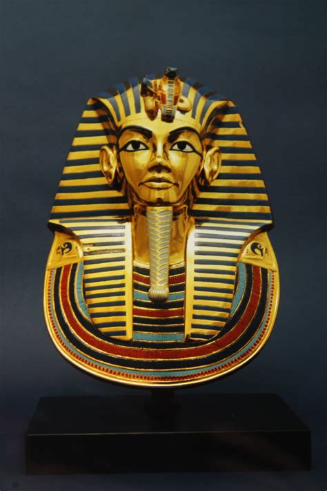 gambar antik monumen patung penggaris kuning seni raja