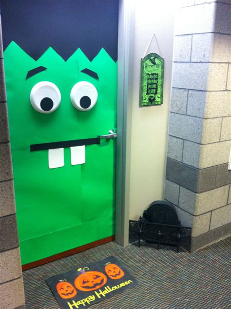 College Dorm Room Halloween Door Decorating Puertas