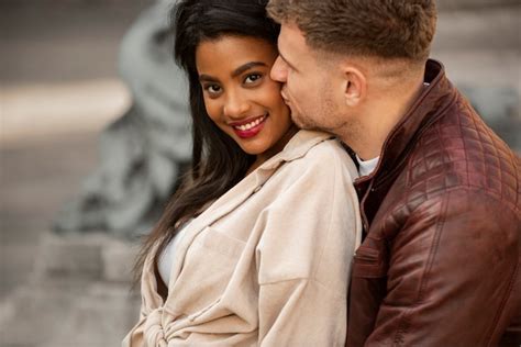Premium Photo Interracial Couple Celebrating Valentines Day